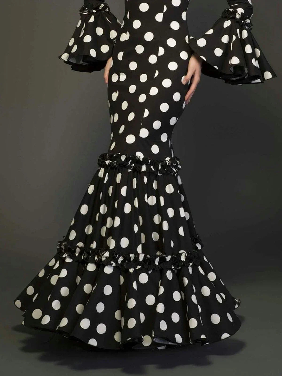 Vestido Elegante Bordado con Mangas Campana.