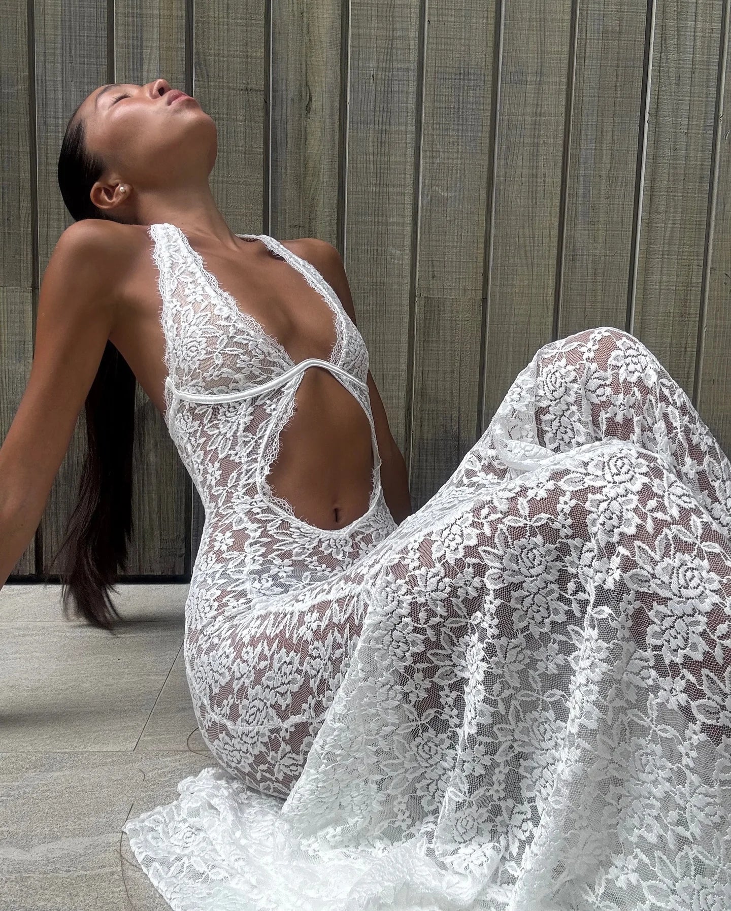 Vestido Sirena Blanco de Encaje, Escote Profundo.