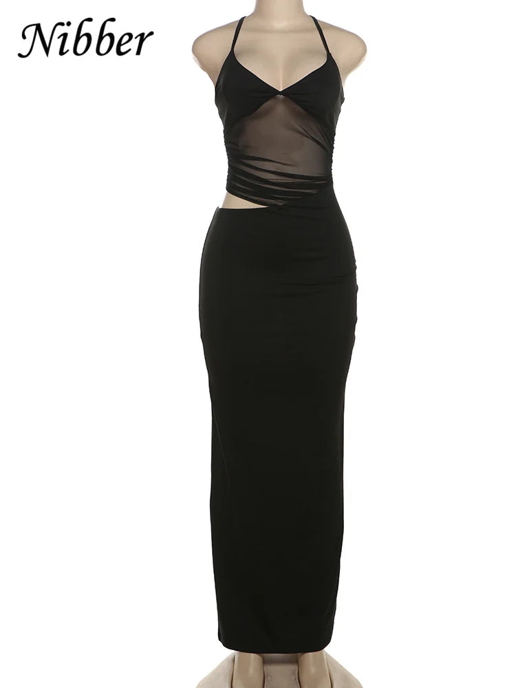 Vestido Negro Ajustado con Aberturas.