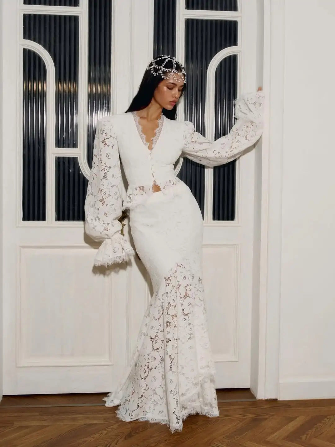 Vestido Sirena Blanco de Encaje, Escote Profundo.