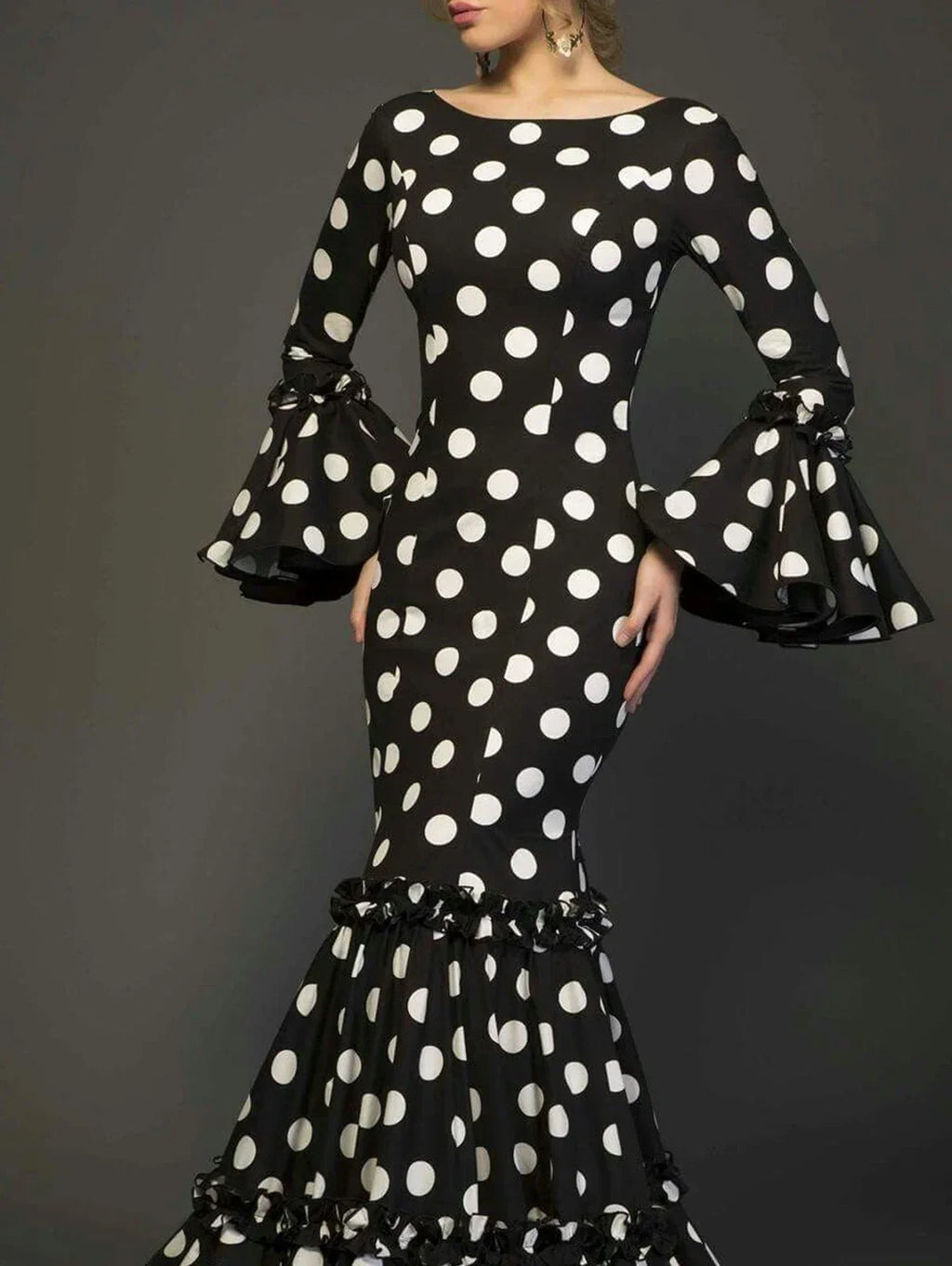 Vestido Elegante Bordado con Mangas Campana.