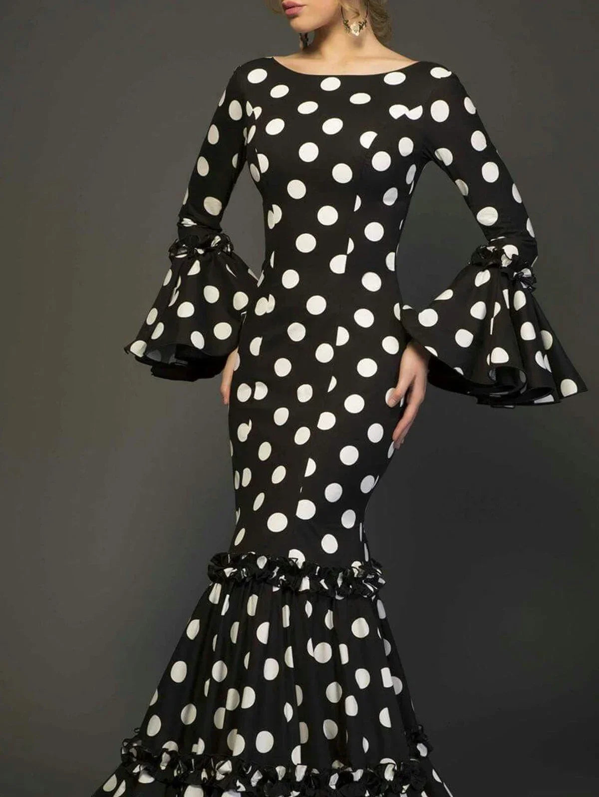 Vestido Elegante Bordado con Mangas Campana.