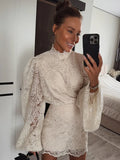 Vestido Sirena Blanco de Encaje, Escote Profundo.
