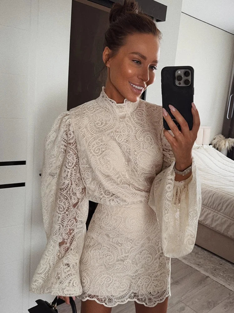 Vestido Sirena Blanco de Encaje, Escote Profundo.