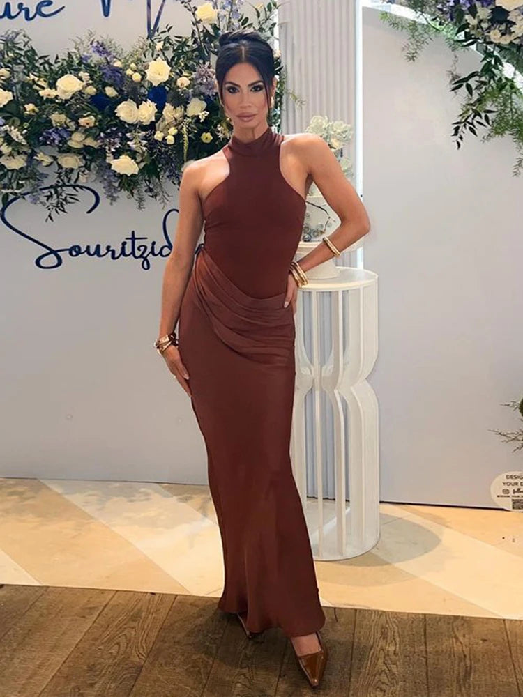 Vestido Negro Satinado de un Hombro con Abertura.