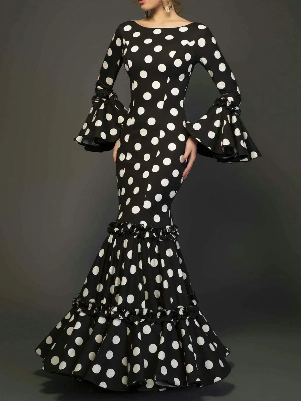 Vestido Elegante Bordado con Mangas Campana.