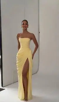 Vestido De Gala Strapless Plisado.