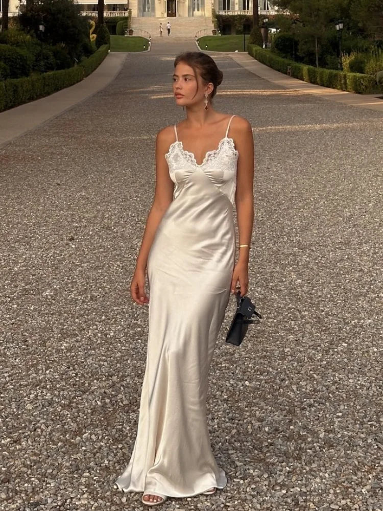 Vestido Sirena Blanco de Encaje, Escote Profundo.