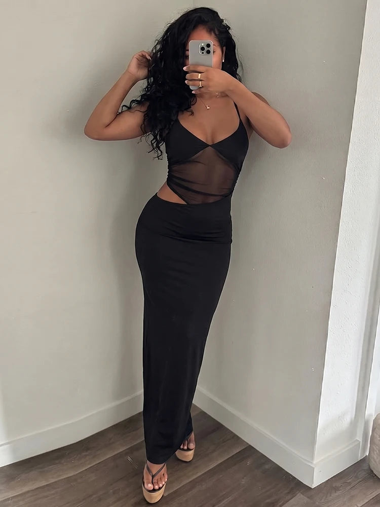 Vestido Negro Ajustado con Aberturas.
