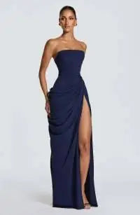 Vestido De Gala Strapless Plisado.