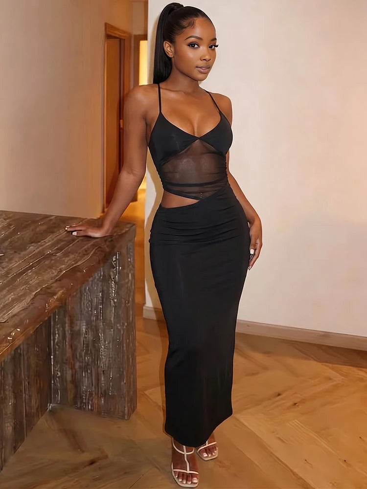 Vestido Negro Ajustado con Aberturas.